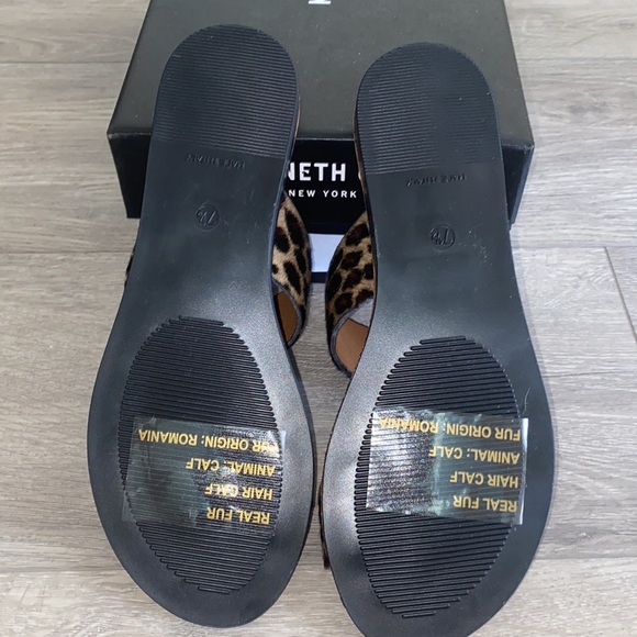 Kenneth Cole Palm Toe Ring Sandals - Picture 4 of 5